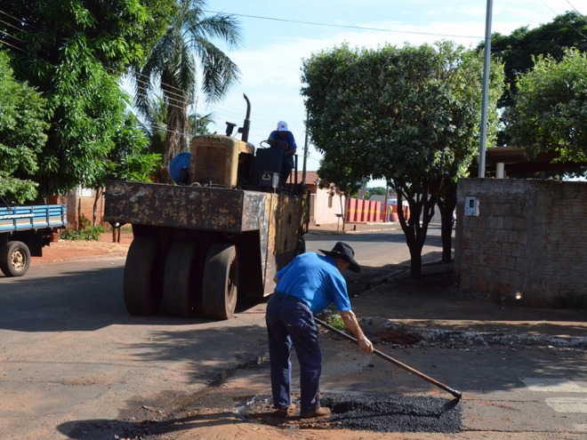 Prefeitura realiza tapa-buracos no Santo Ant�nio