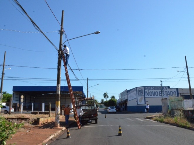 Rua Generoso Ponce recebe reparos em ilumina��o