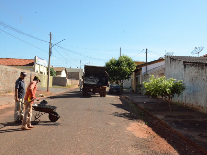 Opera��o tapa-buracos continua na Vila Militar