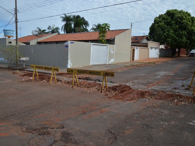 Canaleta � constru�da na Rua Maria C�ndida