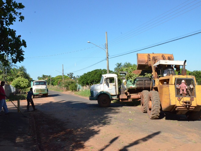 Limpeza � realiza no Bairro Industrial de Lourdes