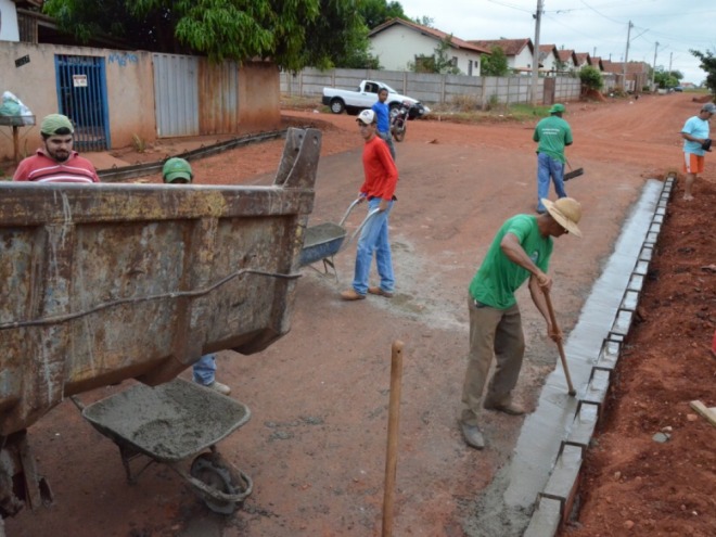 Prefeitura constr�i meio-fio na Rua S�rvulo Arantes