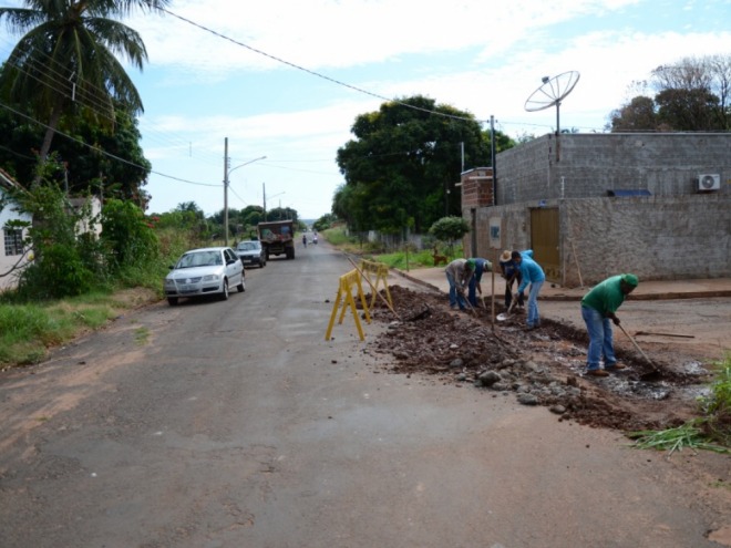 Canaleta � constru�da no Bairro de Lourdes