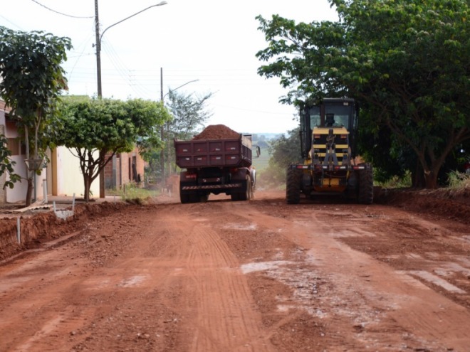 Rua Vicente da Silva � preparada para receber asfalto