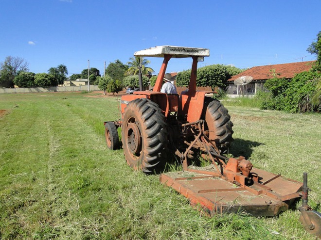 Bairro Ip� Branco recebe servi�os de limpeza de terrenos