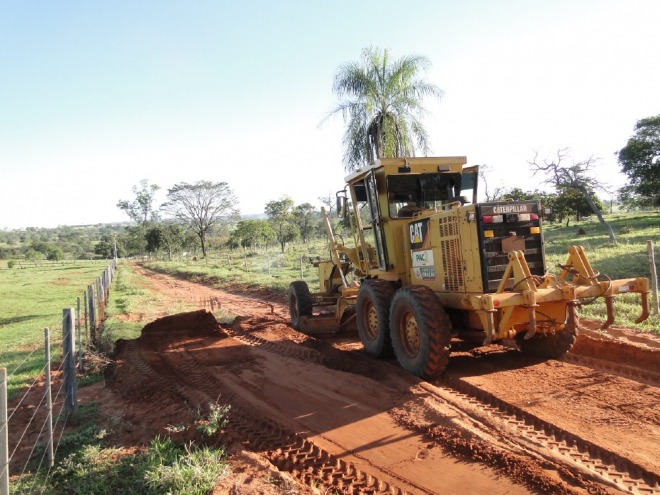 Servi�os de patrolamento continuam nas estradas rurais