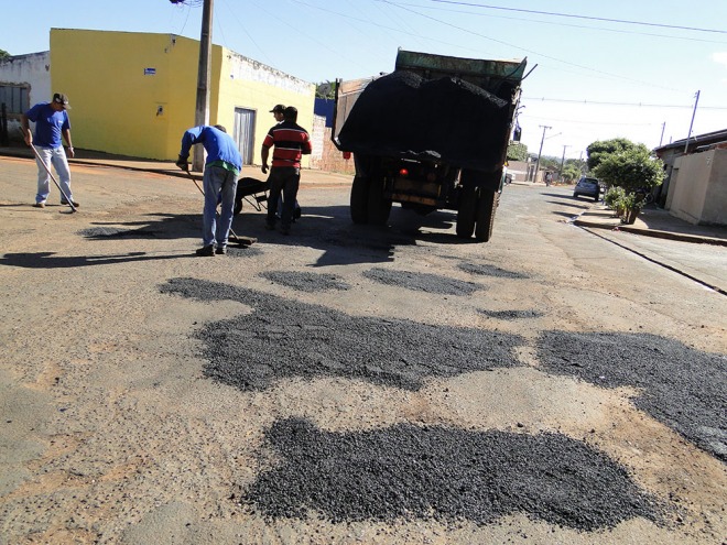 Rua Nilson Pimenta de Melo recebe trabalho de tapa-buracos