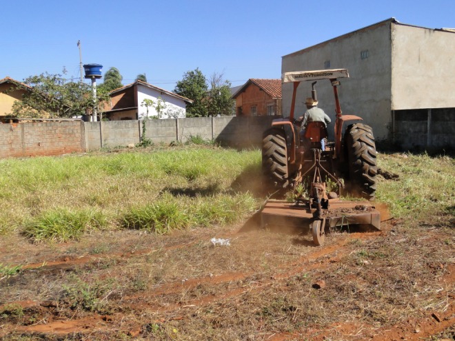 Prefeitura realiza limpeza de terreno no bairro Daniel 04