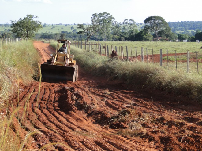 Prefeitura continua reparos na �Estrada dos Coqueiros�