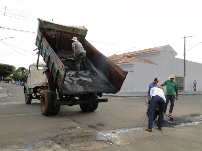 Bairro Jardim Am�rica recebe opera��o tapa-buracos