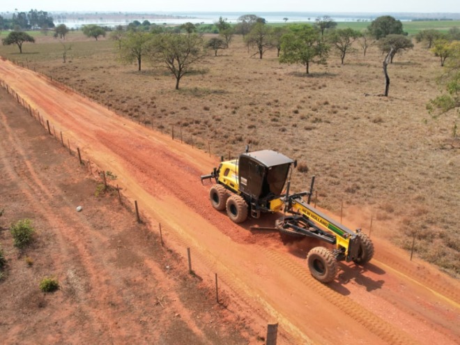 Obras realiza patrolamento e cascalhamento na Estrada dos Ranchos