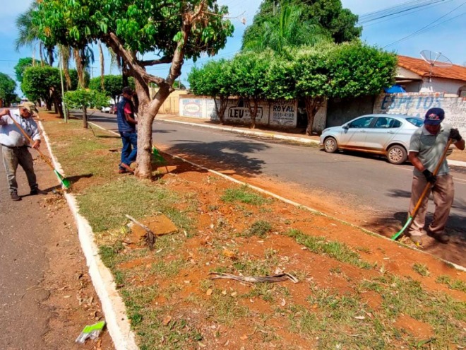 Prefeitura faz limpeza de canteiros Avenida Senador Filinto Muller