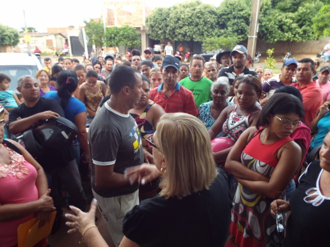Assist�ncia social coleta assinaturas para projeto habitacional