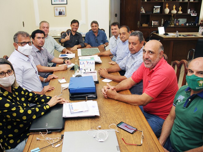 Prefeito recebe diretores da Usina Cedro Prefeito recebe diretores da Usina Cedro