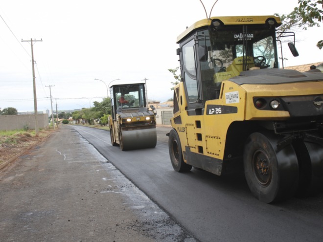 Avenida Moacir da Silveira Queiroz recebe recape asfáltico