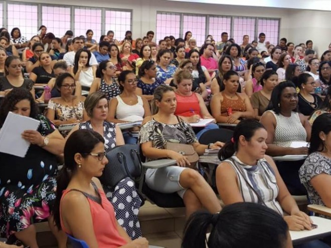Parceria com iniciativa privada permite capacita��o de professores.