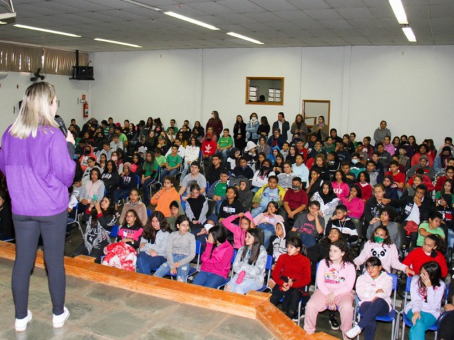 Alunos da escola Clotilde Bomilcar recebem palestra sobre Meio Ambiente
