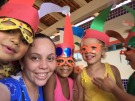 Crian�as brincam e dan�am marchinhas de Carnaval