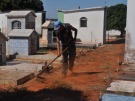 Limpeza no Cemit�rio Municipal continua