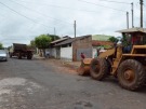 Entulhos s�o retirados na Rua Ozires Vieira