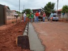 Prefeitura constr�i meio-fio na Rua S�rvulo Arantes
