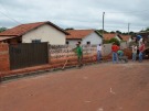 Prefeitura constr�i meio-fio na Rua S�rvulo Arantes