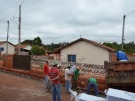 Prefeitura constr�i meio-fio na Rua S�rvulo Arantes
