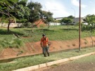 Prefeitura realiza servi�os de limpeza em c�rrego 